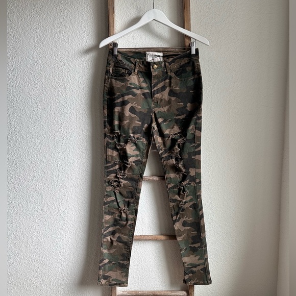 Soho Babe Distressed Camo Skinny Pants sz: 7 - Picture 1 of 7
